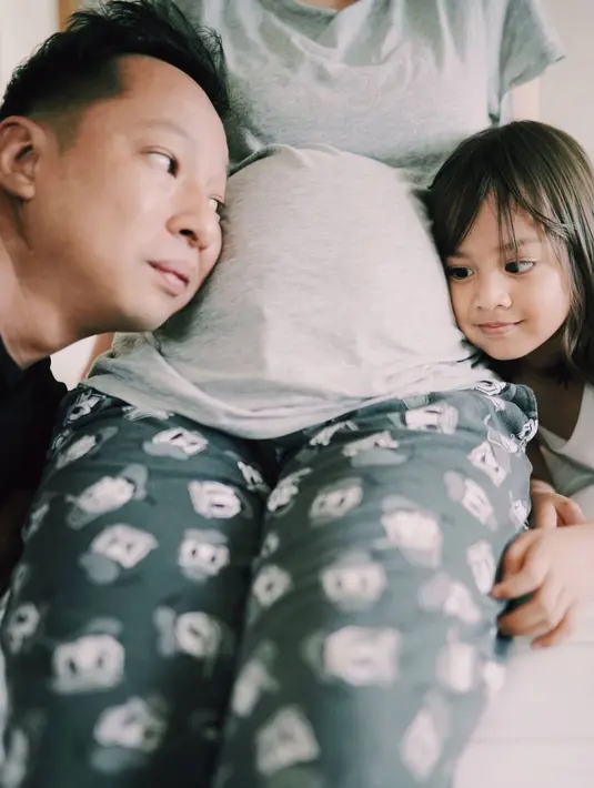 “gmn caranya kmu bisa keluarin anak yg dgn berat 3,8kg tinggi 51cm ituhhhh... dan setiap kmu ngeden aku pun knapa refleks ikutan ngeden yak... tos bojooo... kmu kerennnn.... !!!!!” lanjut Ringgo. (Instagram/ringgoagus)