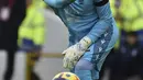 <p>Kiper Nottingham Forest, Keylor Navas mengoper bola saat bertanding melawan Manchester City pada pertandingan lanjutan Liga Premier Inggris di Stadion City Ground, Nottingham, Inggris, Sabtu (18/2/2023). Man City bermain imbang atas Nottingham Forest dengan skor 1-1. (AP Photo/Rui Vieira)</p>
