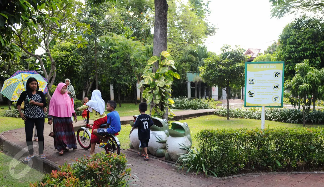 Sejumlah anak bermain sepeda di Ruang Terbuka Hijau (RTH) Taman Tanjung, Jakarta Selatan, Senin (10/4). Ruang Terbuka Hijau (RTH)  nantinya akan dibangun secara merata di perkotaan untuk memenuhi fungsi dari berbagai segi. (Liputan6.com/Yoppy Renato)