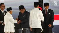 Pasangan Capres dan Cawapres nomor urut 01 Joko Widodo-Ma'ruf Amin bersalaman dengan pasangan Capres dan Cawapres nomor urut 02 Prabowo Subianto-Sandiaga Uno sebelum memulai Debat Pilpres 2019 kelima di Hotel Sultan, Jakarta, Sabtu (13/4). (Liputan6.com/Johan Tallo)