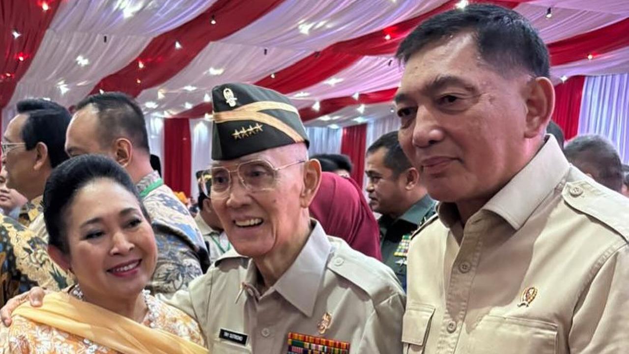 Penuh Perhatian, Momen Titiek Soeharto Gandeng Jenderal Sepuh Try Sutrisno saat Turun Tangga Ramai Disorot
