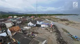 Pemandangan dari udara kawasan pemukiman nelayan di Kampung Sumur Pesisir, Pandeglang, Banten, Selasa (24/12). Kampung Sumur merupakan sebuah permukiman di pinggir laut di Kecamatan Sumur, Ujung Kulon, Banten. (Merdeka.com/Arie Basuki)