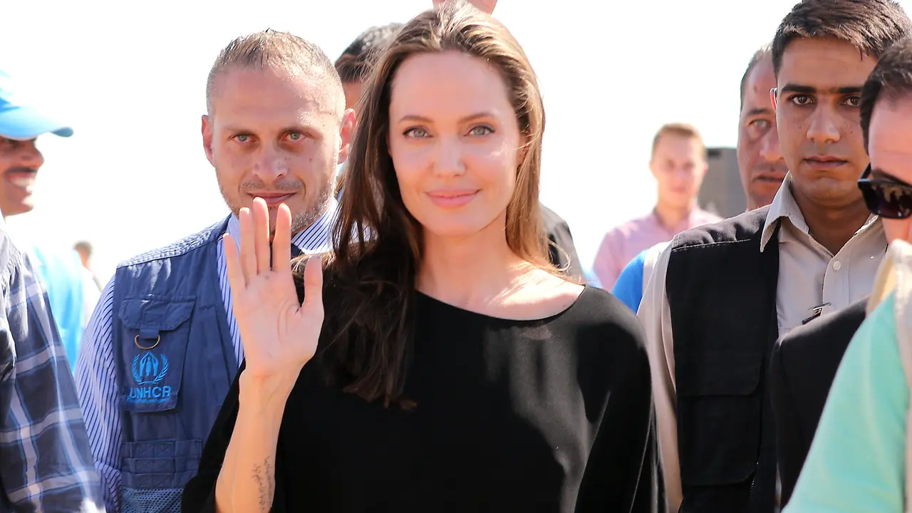 Angelina Jolie muncul di rumah persembunyiannya di Malibu. (AFP/Bintang.com)