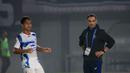 <p>Ekspresi pelatih PSIS Semarang, Gilbert Agius (kanan), saat melawan Persita Tangerang dalam pertandingan pekan kedua BRI Liga 1 2023/2024 yang berlangsung di Stadion Indomilk Arena, Tangerang, Sabtu (8/7/2023). (Bola.com/Ikhwan Yanuar)</p>
