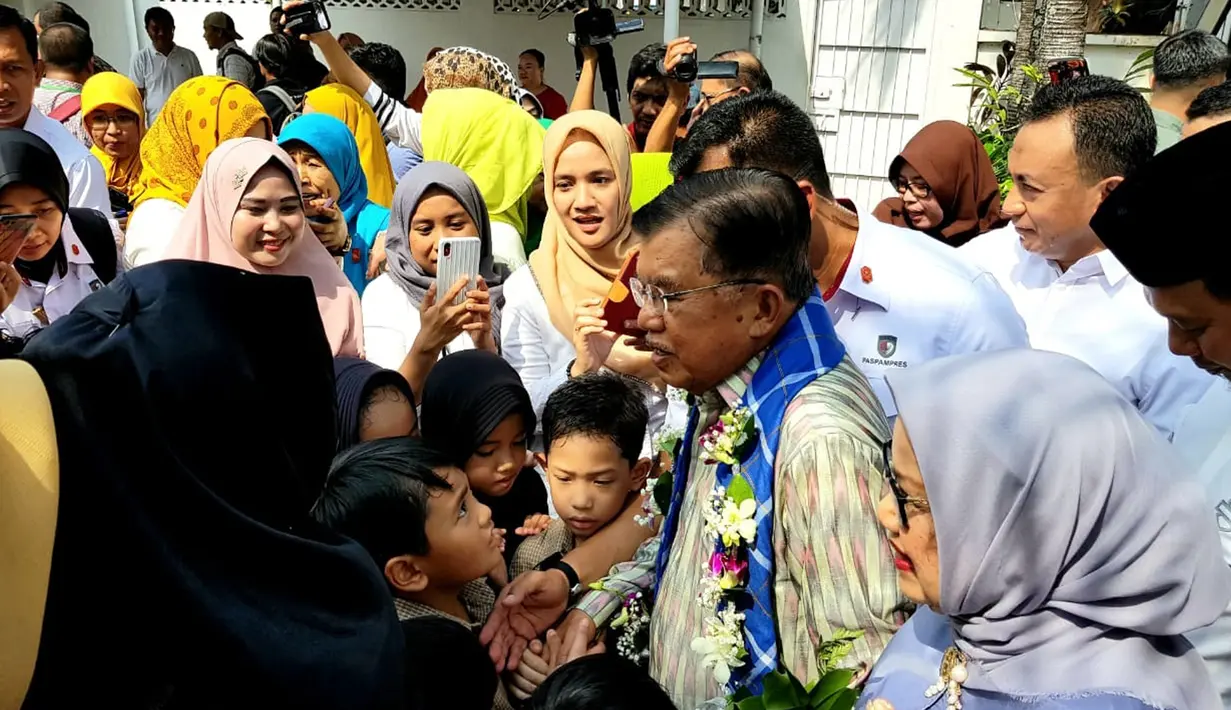 Mantan Wakil Presiden Jusuf Kalla atau JK (tengah) berbincang dengan warga saat tiba di kampung halamannya, Makassar, Sulawesi Selatan, Sabtu (26/10/2019). JK mengaku sengaja pulang kampung untuk beristirahat dari rutinitas tugas pemerintahan. (Liputan6.com/HO/Tim JK)