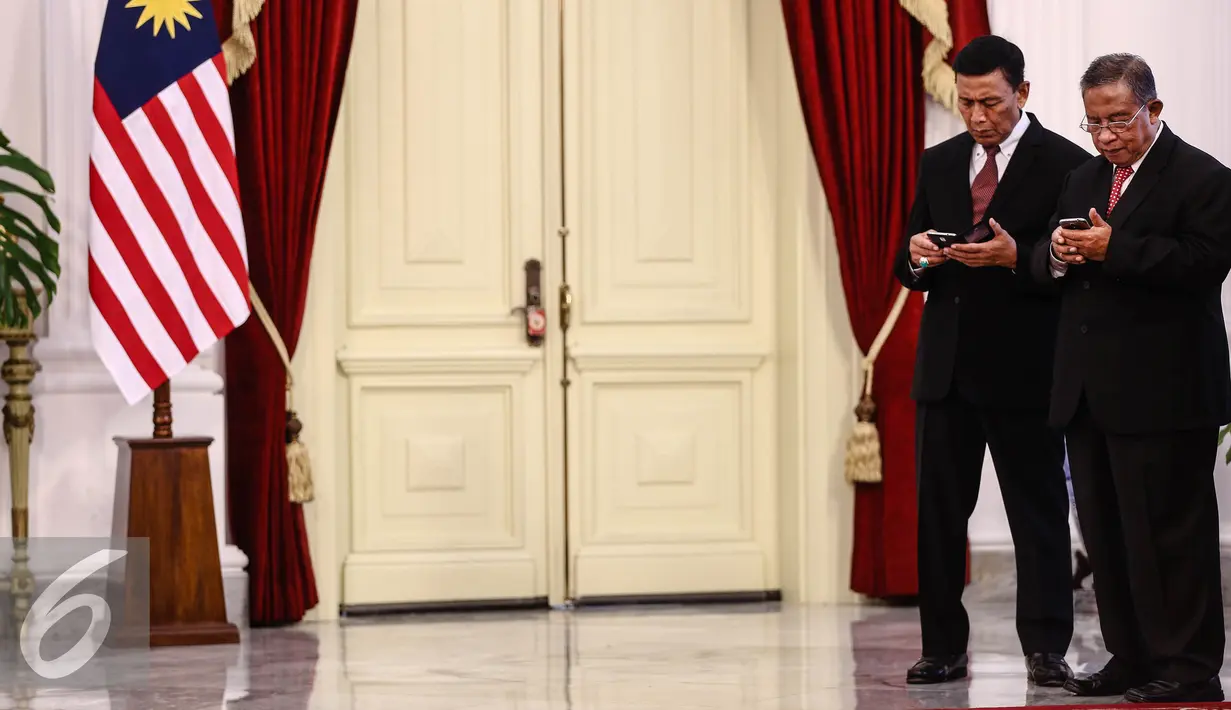 Menko Polhukam Wiranto bersama Menteri Koordinator Bidang Perekonomian Darmin Nasution saat berada di Istana Merdeka, Jakarta, Senin (1/8). Pertemuan membahas Konsultasi Bilateral Tahunan RI-Malaysia ke-11. (Liputan6.com/Faizal Fanani)