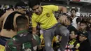 Menpora Malaysia, Syed Saddiq, dievakuasi karena serangan suporter Timnas Indonesia saat laga Kualifikasi Piala Dunia 2022 di SUGBK, Jakarta, Kamis (5/9). (Bola.com/Vitalis Yogi Trisna)