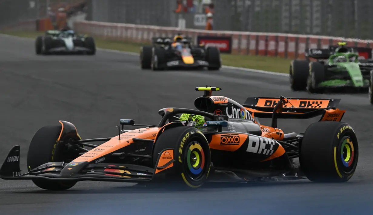 Pembalap McLaren, Lando Norris memacu mobilnya dalam ajang balap Formula 1 GP Hungaria 2025 di sirkuit Hongaroring, Minggu (03/08/2025) waktu setempat. (AP Photo/Denes Erdos)