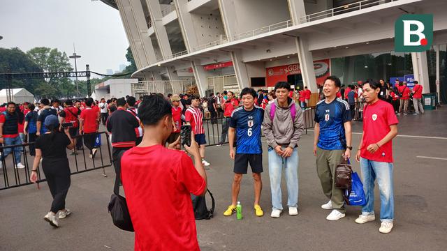 Suporter Timnas Indonesia dan Timnas Jepang