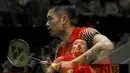 Tunggal putera Cina, Lin Dan, saat melawan wakil Thailand, Kantaphon Wangcharoen, pada laga Indonesia Masters 2018 di Istora Senayan, Rabu (24/1/2018). Lin Dan takluk 21-15 21-19. (Bola.com/M Iqbal Ichsan)