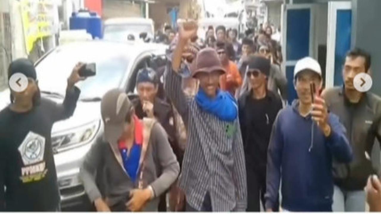 Usai Viral Kholid Sang Pemberani Disambut Para Nelayan Bak Pahlawan Sambil Mengepalkan Tangan