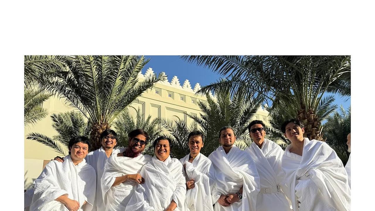Momen Sakti Bagikan Momen Umrah Bareng Sheila On 7: Semoga Jadi Kisah Klasik untuk Masa Depan