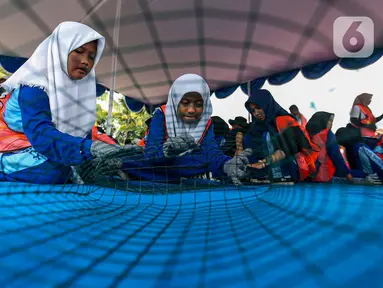 Relawan pencinta lingkugan dan pelajar Sekolah Rakyat Ancol membuat cangkang kerang hijau dalam acara Amazing Earth Race di Taman Impian Jaya Ancol, Jakarta, Minggu (28/4/2024). (Liputan6.com/Angga Yuniar)