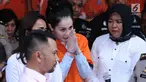 Artis peran dan model, Jennifer Dunn mengangkat tangan saat diperlihatkan usai penangkapan di Dirnarkoba Polda Metro Jaya, Jakarta, Selasa (2/1). Polisi menyita 0,6 gram sabu dan sejumlah telepon genggam. (Liputan6.com/Helmi Fithriansyah)