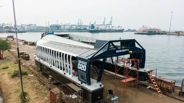 Neon Moon II: Interceptor 020 yang akan diluncurkan di sungai Cisadane, Indonesia, di lokasi perakitan (The Ocean Cleanup)