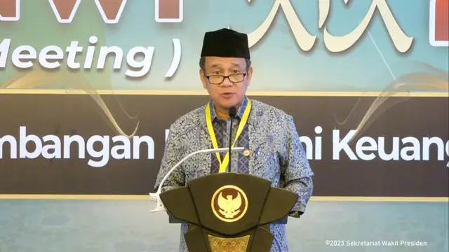 Dewan Komisioner OJK Mirza Adityaswara dalam Ijtima' Sanawi Dewan Pengawas Syariah ke-19, di Hotel Grand Sahid Jakarta, Jumat (13/10/2023). (Arief/Liputan6.com)