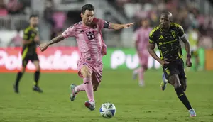 Lionel Messi (10) dari Inter Miami menggiring bola, dikejar Darlington Nagbe (6) dari Columbus Crew di laga MLS, Sabtu, 31 Mei 2025, di Fort Lauderdale, Florida. (AP Photo/Rebecca Blackwell)