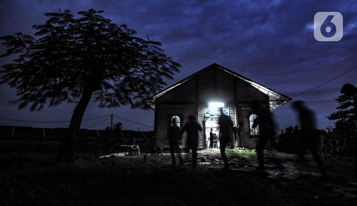 Jemaat HKBP Filadelfia menuju Gedung Serbaguna Mandiri Sejahtra CBL untuk ibadah malam Natal, Desa Sumber Jaya, Tambun, Bekasi, Jawa Barat, Kamis (24/12/2020). Dua puluh tahun sudah kisah HKBP Filadelfia merasakan intoleransi dalam melaksanakan ibadah. (merdeka.com/Iqbal S. Nugroho)