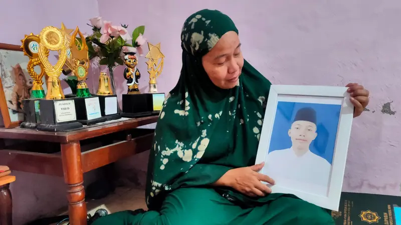 Autopsi Digelar 5 Jam, Ibu Santri Gontor Tak Kuasa Lihat Makam Anaknya