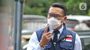 Gubernur Jawa Barat Ridwan Kamil saat meninjau pelaksanan simulasi vaksinasi COVID-19 di Puskesmas Tapos, Depok, Jawa Barat, Kamis (22/10/2020). Simulasi yang dilakukan sesuai Standar Operasional Prosedur itu untuk persiapan vaksinasi pada November 2020. (Liputan6.com/ Herman Zakharia)