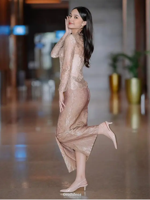 Cut Tari saat Momen Wisuda Putrinya Sydney. [@cuttaryofficial]