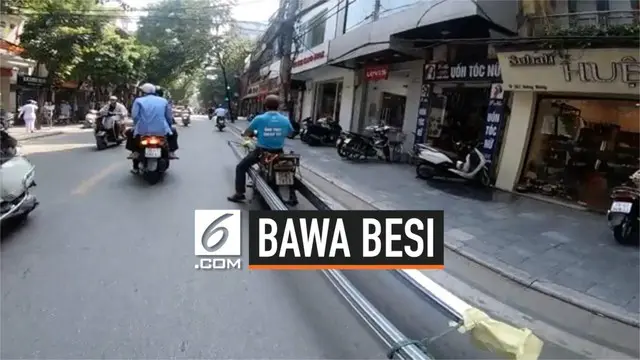 Sebuah video memperlihatkan aksi nekat dari seorang pria yang membawa besi sepanjang 5 meter sambil mengendarai motor. Aksi pria ini sangat jauh dari kata aman.