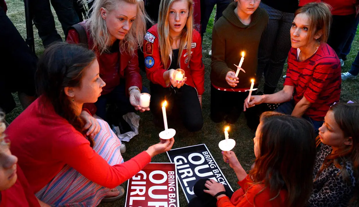 Perayaaan Hari Ibu di Los Angeles, AS, (11/5/2014) juga diwarnai dengan aksi sejumlah orang yang mengecam kasus penculikan lebih dari 200 anak perempuan di Nigeria oleh kelompok teroris Boko Haram. (REUTERS/Phil McCarten)