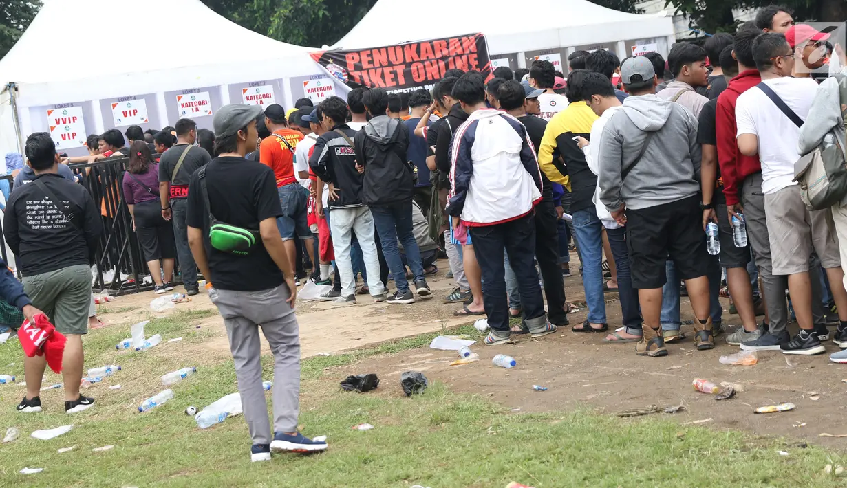 Suporter tim Persija memadati lokasi penukaran voucher on-line dengan tiket masuk Stadion GBK di Lapangan Blok S, Jakarta, Minggu (9/12). Persija akan melakoni laga penentuan gelar juara melawan Mitra Kukar. (Liputan6.com/Helmi Fithriansyah)
