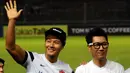 Anggota tim Running Man, Kim Jong Kook (kiri) menyapa penggemarnya di stadion GBK Jakarta, (1/6/2014). (Liputan6.com/Helmi Fithriansyah)
