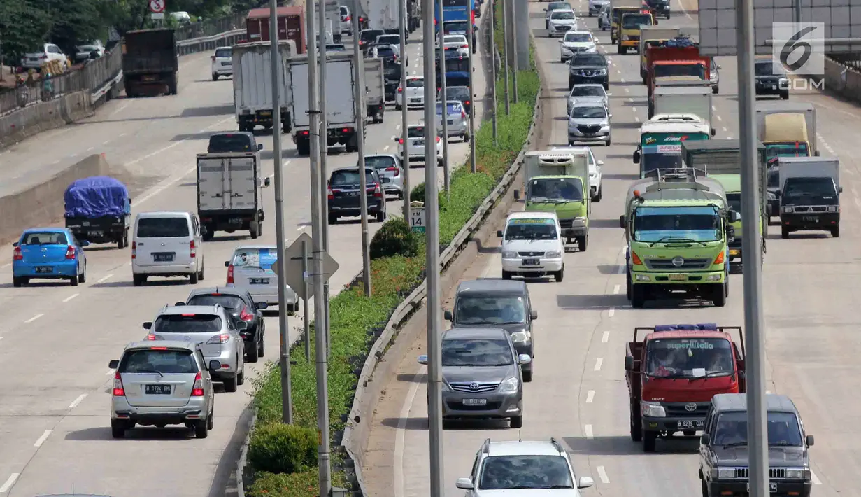 Sejumlah kendaraan melaju di ruas Tol Jakarta Outer Ring Road (JORR), Jakarta, Rabu (21/2).Pengintegrasian empat ruas Tol JORR dilakukan untuk mengurangi kepadatan lalu lintas. (Liputan6.com/Angga Yuniar)