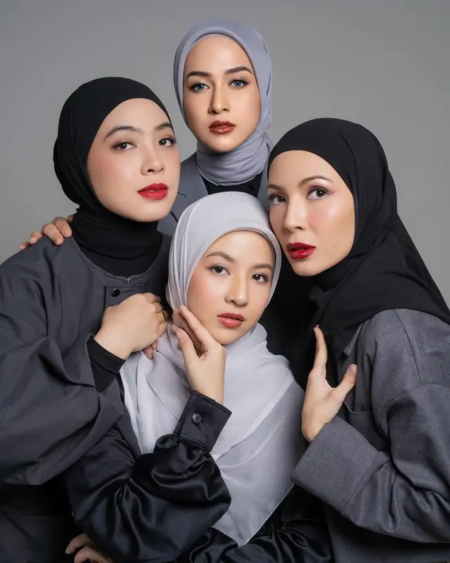 10 Potret kompak geng Rahayu saat ngumpul bareng, momen liburannya curi perhatian