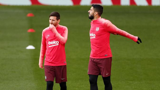 Pemain Barcelona Lionel Messi (kiri) dan Luis Suarez berlatih bersama jelang menghadapi Manchester United (MU) pada leg pertama perempat final Liga Champions 2018/19 di Old Trafford, Manchester, Inggris, Selasa (9/4). (Reuters/Lee Smith)