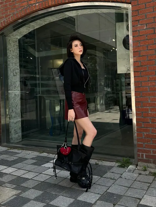 Hal ini membuat penampilannya semakin khas dan relevan bagi generasi muda yang suka bereksperimen dengan tampilan santai namun tetap stylish. [@tamaradai].