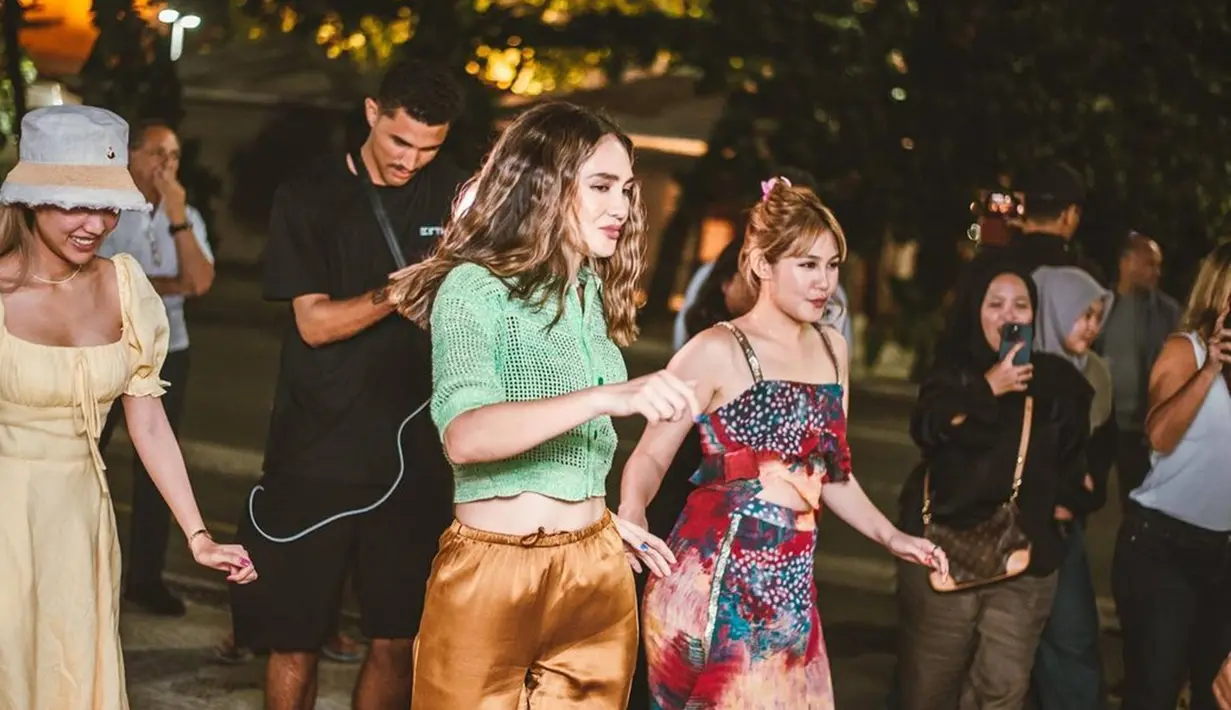Seru jalani pesta bersama Venesha Prescilla, Luna Maya banyak mengabadikan momen bahagia penuh tawa tersebut dalam media sosial Instagram. Diketahui bahwa bukan kali pertama bagi Luna Maya dalam mengunjungi Brazil. (Liputan6.com/IG/@lunamaya)