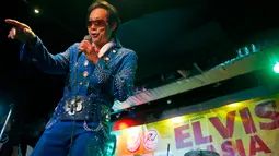 Peserta dari Malaysia, Bongo Jaim Lim pada final kontes menyanyikan lagu Elvis Persley di Manila, Filipina, Sabtu (19/8). Sejumlah peserta dari beberapa negara berpartispasi pada lomba yang pertama di Asia ini. (AP Photo/Bullit Marquez)