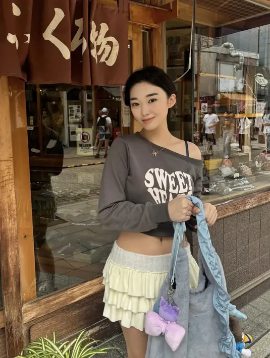 Memadukan tenis skirt, Livy juga hadirkan gaya girly yang menggemaskan. [Foto: Instagram/ Livy Renata]