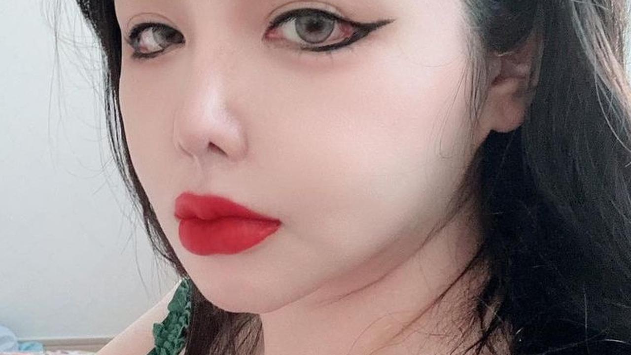 Dengan penampilannya kini, banyak penggemar yang khawatir dengan keadaan Park Bom. Mereka tidak bisa mengenali apakah Park Bom menggunakan filter aplikasi atau memang wajahnya sudah berubah lagi.