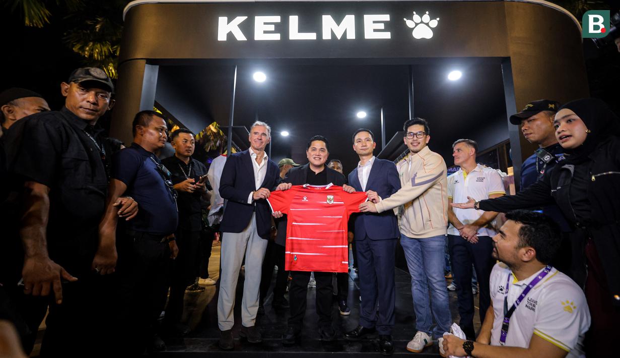 Ketua Umum PSSI, Erick Thohir memamerkan jersey baru Timnas Indonesia setelah dilaunching dalam acara Leave Your Mark Fest 2026 di Plaza Utara Stadion Utama Gelora Bung Karno, SUGBK, Senayan, Jakarta, Kamis (12/03/2026) malam WIB. (Bola.com/Bagaskara Lazuardi)