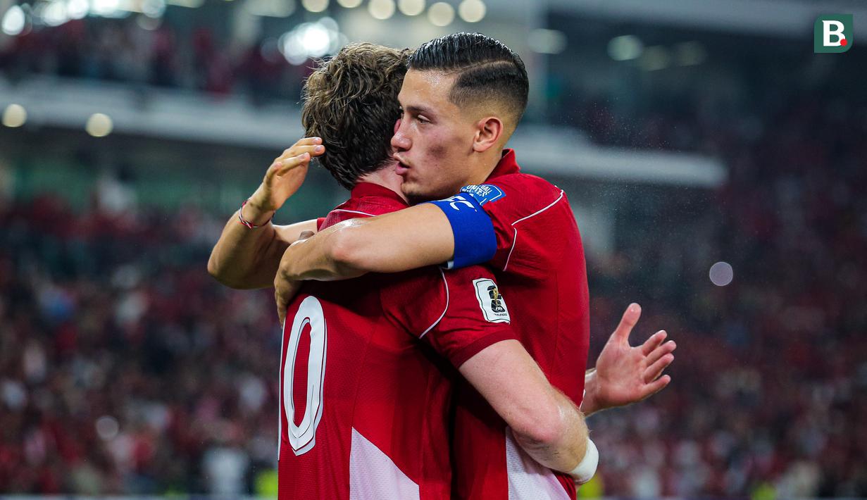 Pemain Timnas Indonesia, Jay Idzes (kanan) memeluk Ole Romeny untuk merayakan gol ke gawang China dalam laga lanjutan putaran ketiga Kualifikasi Piala Dunia 2026 di Stadion Utama Gelora Bung Karno (SUGBK), Senayan, Jakarta, Selasa (05/06/2025). (Bola.com/Bagaskara Lazuardi)