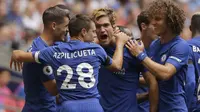 Para pemain Chelsea, merayakan gol Marcos Alonso saat melawan Tottenham Hotspur pada lanjutan Premier League di  Wembley stadium, London, (20/8/2017). Chelsea menang 2-1. (AP/Alastair Grant)