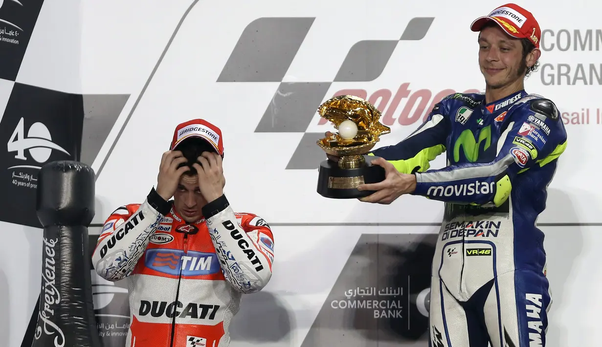 Valentino Rossi mengangkat trofi pertama di GP Qatar 2015 (REUTERS/Fadi Al-Assaad)