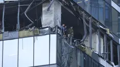 Penyelidik memeriksa gedung pencakar langit yang rusak di kawasan bisnis "Kota Moskow" setelah serangan drone yang dilaporkan di Moskow, Rusia, Minggu dini hari (30/7/2023). (AP Photo)