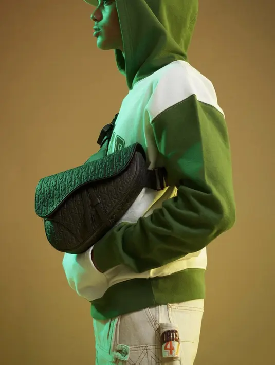 <p>Dalam balutan hoodie dan tas Dior Satcher yang jadi pusat atensi, gaya super stylish Eddy sangat inspiratif. [Foto: Instagram/ Eddy Meijer]</p>