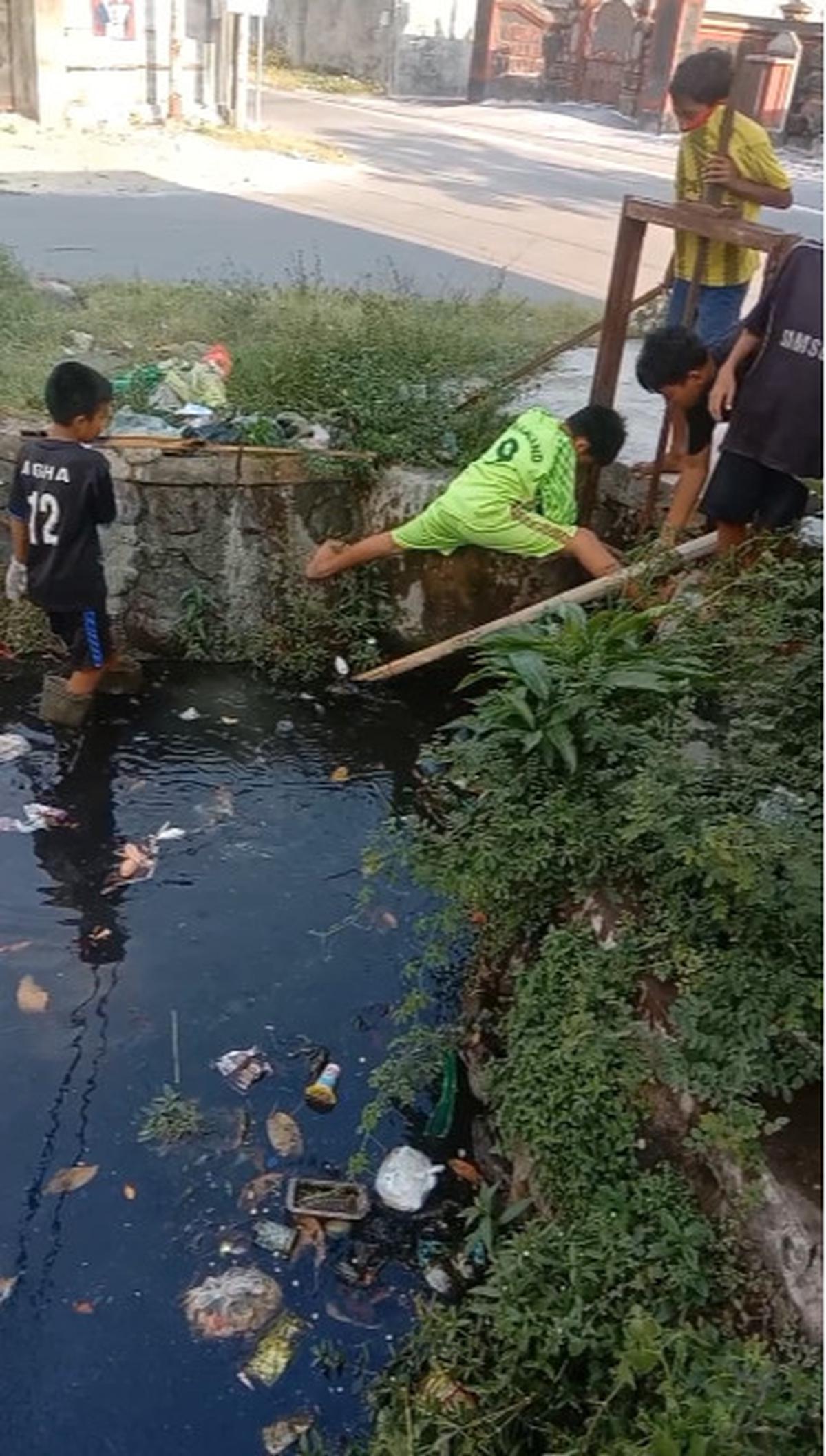 Para Bocah Kompak Bersihkan Selokan di Tepi Jalanan, Aksinya Banjir Pujian