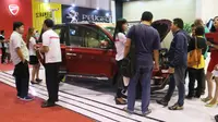 Sejumlah pengunjung memadati booth Wuling Motors dan untuk mendapatkan informasi dari para sales yang berjaga di Jakarta Fair 2017. (Herdi Muhardi)