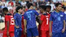 Berikutnya Khemdee kedapatan adu mulut dengan kapten Timnas U-23, Fachruddin Aryanto usai Ricky Kambuaya melakukan pelanggaran. (Bola.com/Ikhwan Yanuar)