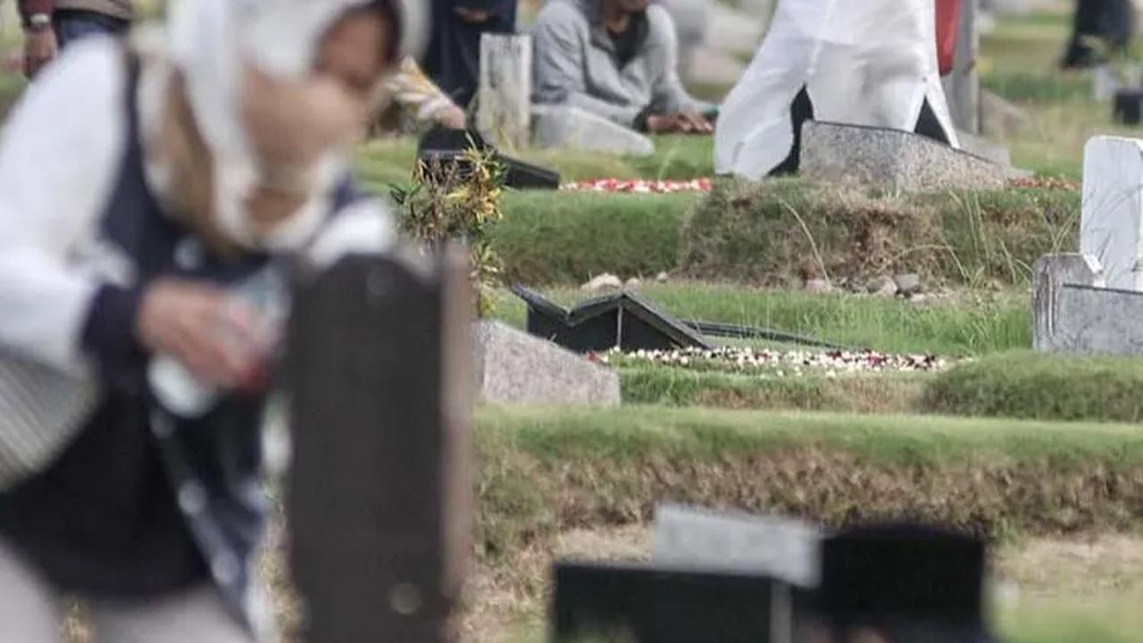 Urutan & Tata Cara Doa Ziarah ke Makam Orang Tua, Lengkap Disertai Artinya