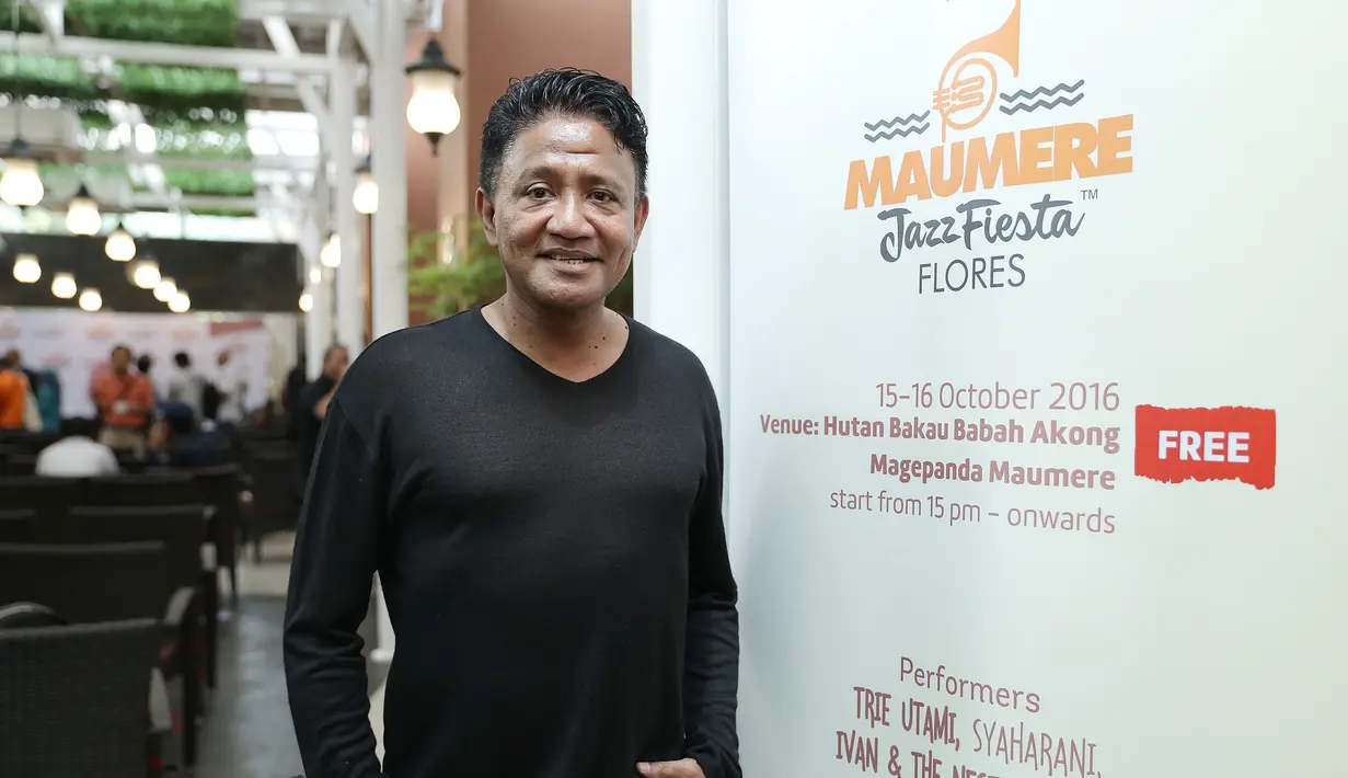 Jelang tampil di Maumere Jazz Fiesta, Andre Hehanusa melakukan pemanasan sebelum tampil. Pemanasan dilakukan saat menyambangi Gedung Bursa Efek Jakarta. (Galih W. Satria/Bintang.com)