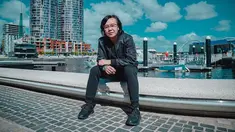 Pria kelahira Madiun, 17 Januari 1973 ini mengawali karier bermusiknya saat bersekolah di SMA 2 Surabaya. Saat itu, Ari membentuk Outsider Band bersama Wawan Juniarso (drummer Dewa 19 pertama) dan Piyu (gitaris Padi). 
(Liputan6.com/IG/@ari_lasso)