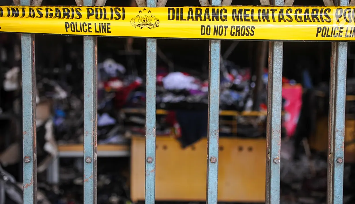 Garis polisi terpasang di gedung pusat perbelanjaan Ramayana, Pasar Minggu, Jakarta, yang terbakar, Kamis (18/5). Sebanyak 25 mobil pemadam kebakaran dikerahkan untuk memadamkan api yang diduga karena korsleting listrik itu. (Liputan6.com/Yoppy Renato)